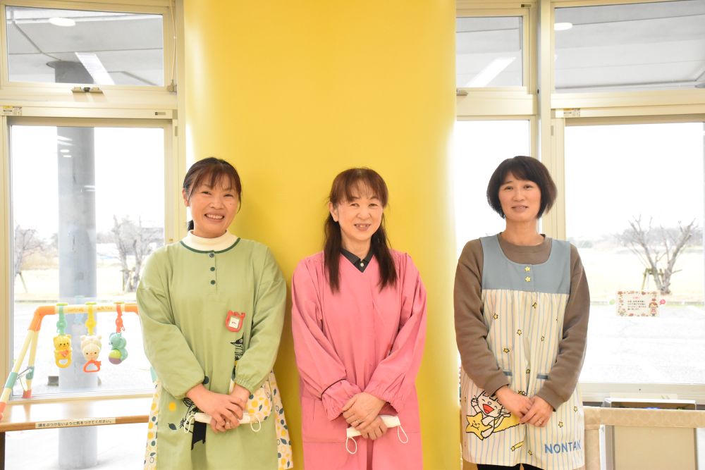 「かめっこ広場」職員のみなさん（写真中央：保育士　久保田さん）